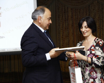 ՀՀ Տարածքային կառավարման փոխնախարար Վաչե Տերտերյանինն է հանձնվում ԻԱԿ-ի շնորհակալագիրը