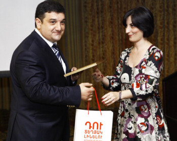 "Երկիր Մեդիա" հ/ը ղեկավար Դավիթ Հակոբյանին է տրվում ԻԱԿ-ի շնորհակալագիրը: