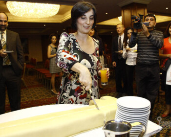 Հյուրերին մատուցվեց ԻԱԿ 10-ամյակի տոնական տորթը: