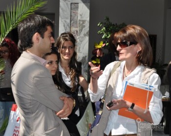 Առավոտի լրագրող Ռուզան Մինասյանը և ԻԱԿ իրավաբան Գևորգ Հայրապետյանը