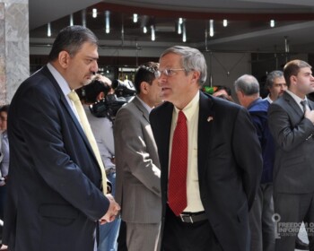 ՀՀ Կառավարության աշխատակազմի ղեկավար-նախարար Վաչե Գաբրիելյանը և ՀՀ-ում ԱՄՆ դեսպան Ջոն Հեֆֆերնը