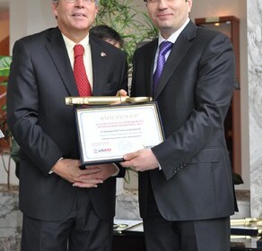 ՀՀ ֆինանսների նախարար Դավիթ Սարգսյանին Ոսկե բանալին հանձնում է ԱՄՆ դեսպան Ջոն Հեֆֆերնը