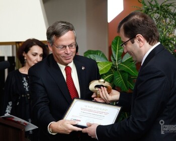 ՀՀ ֆինանսների նախարար Դավիթ Սարգսյանին Ոսկե բանալին հանձնում է ԱՄՆ դեսպան Ջոն Հեֆֆերնը