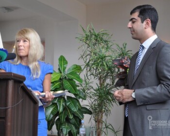 ՀՀ Արդարադատության փոխնախարար Արամ Օրբելյանին մրցանակաը հանձնում է Մարիա Դոցենկոն