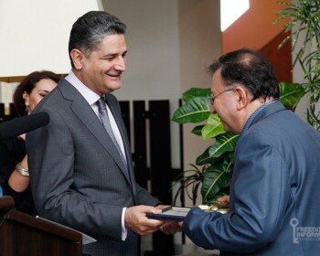 Թրանսփերանսի Ինթերնեշնլ ՀԿ-ի գործադիր տնօրեն Վարուժան Հոկտանյանին մրցանակը հանձնում է ՀՀ վարչապետը