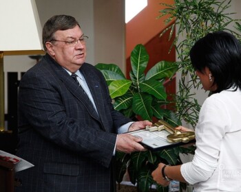 Panorama.am-ի լրագրող Հասմիկ Համբարձումյանին մրցանակը հանձնում է ԵԱՀԿ Երևանի գրասենյակի ղեկավար, դեսպան Անդրեյ Սոռոկինը