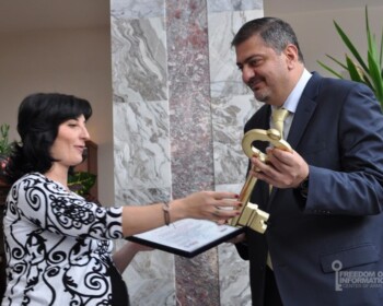 ՀՀ կառավարության աշխատակազմի ղեկավար-նախարար Վաչե Գաբրիելյանին հատուկ մրցանակը հանձնում է ԻԱԿ նախագահ Շուշան Դոյդոյանը