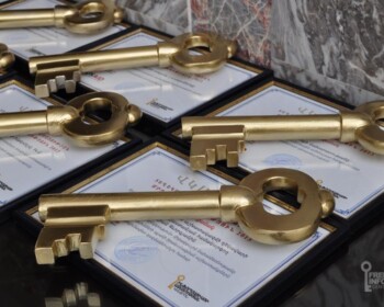 Ոսկե բանալի և ժանգոտ կողպեք մրցանակաբաշխության խորհրդանիշերը